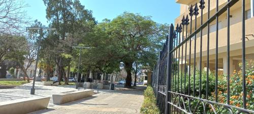 a sidewalk next to a building with a fence at Departamento sobre la costanera in Corrientes