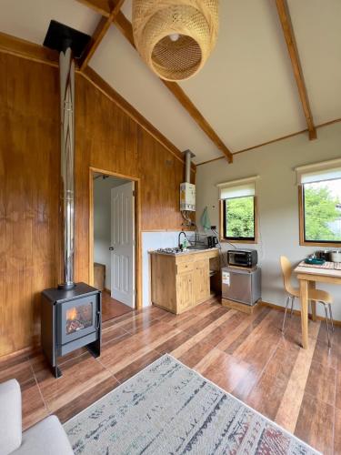 cocina con estufa de leña en una habitación en Siempre Verde, en Puerto Tranquilo