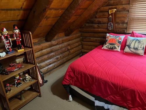 1 dormitorio con 1 cama en una cabaña de madera en Acorn Resort a Unique Retreat Cabin, 13 acres land, en Bloomington