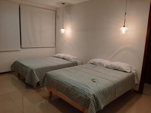 ConchalにあるCasa en Punta Tiburon Marina y Golfのベッド2台が隣同士に設置された部屋です。