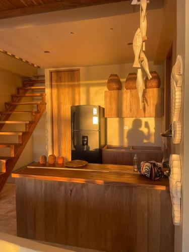 - une cuisine avec un comptoir, un four micro-ondes et des escaliers dans l'établissement Tubará Casa de Playa, à San Antero