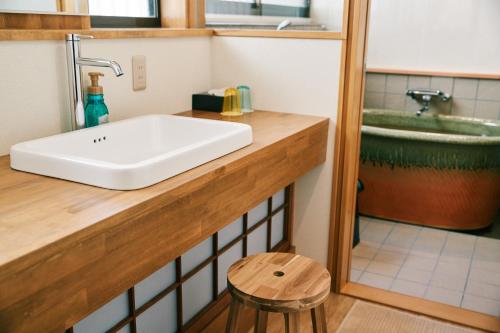 Ein Badezimmer in der Unterkunft 町住客室 秩父宿