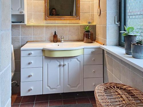 Holiday home Tønder III في توندر: حمام مع حوض ومرآة