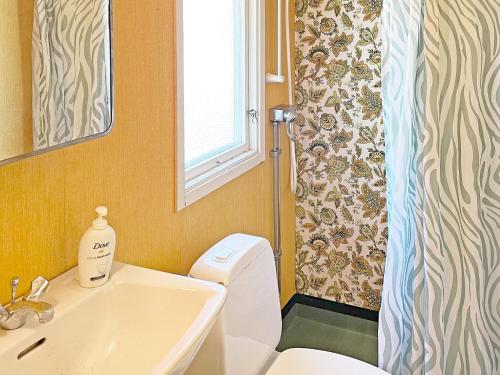 La salle de bains est pourvue d'un lavabo, de toilettes et d'une fenêtre. dans l'établissement Holiday home Vingåker III, à Vingåker