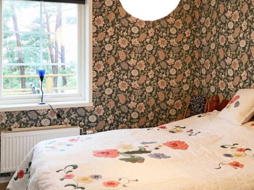Frillesås的住宿－Holiday home Frillesås，一间卧室配有一张带花卉图案墙壁的床