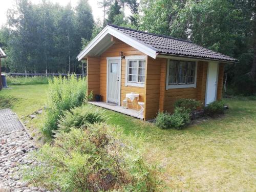 a small cabin with a door in a yard at 4 star holiday home in Skutskär-By Traum in Älvkarleby