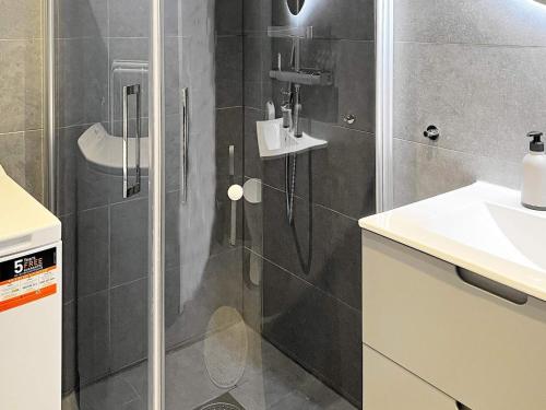的住宿－Holiday home MUNSö，带淋浴的浴室和玻璃门