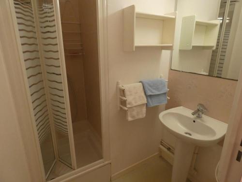 Kúpeľňa v ubytovaní Notre-Dame-de-Monts - Appartement 48m² - 5 personnes - Garage - Balcon - FR-1-540-217