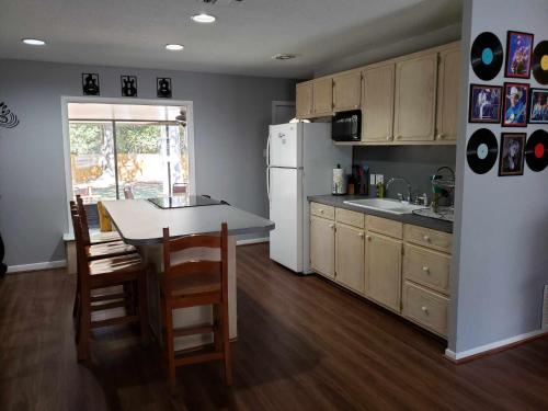 Kuchyň nebo kuchyňský kout v ubytování Midtown Southern Charm