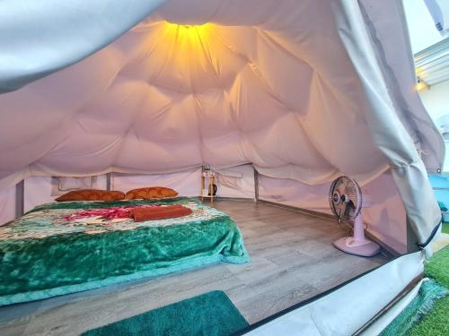 1 dormitorio con 1 cama en una tienda de campaña en มายด์โฮมสเตย์ en Mon Jam