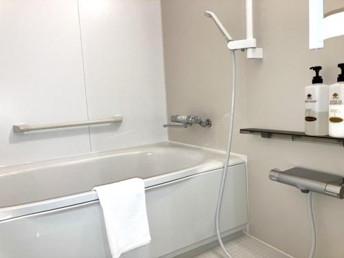 阿南市にあるAnan Daiichi Hotel - Vacation STAY 13421vのバスタブとシャワー付きのバスルーム