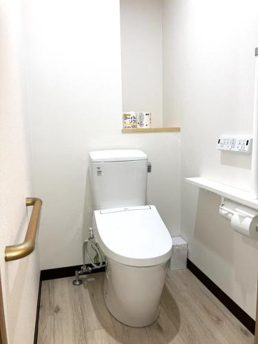W pokoju znajduje się łazienka z białą toaletą. w obiekcie Anan Daiichi Hotel - Vacation STAY 13421v w mieście Anan
