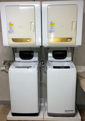 阿南市にあるAnan Daiichi Hotel - Vacation STAY 13421vの白い冷蔵庫2台が隣り合わせに座っています。