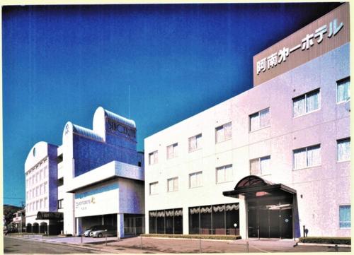 ein großes Gebäude mit einem Schild an der Seite in der Unterkunft Anan Daiichi Hotel - Vacation STAY 46326v in Anan