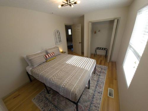 1 dormitorio con cama y alfombra en Hoosier HideAWAY en Bloomington