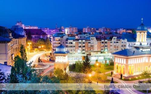 a view of a city at night at Sweet cozy Ultracentral in Craiova