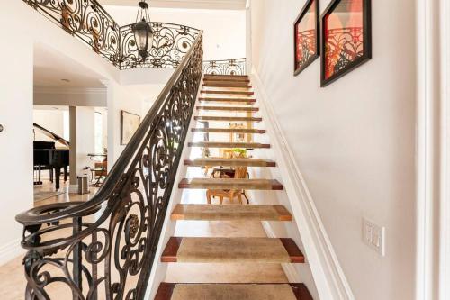 Φωτογραφία από το άλμπουμ του LA Villa Lake View Home σε Καλαμπάσας