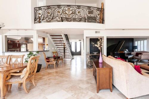 Χώρος καθιστικού στο LA Villa Lake View Home