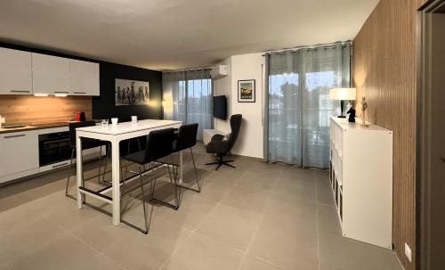 a kitchen with a table and chairs in a room at Confortable Appartement près d'AVIGNON in Le Pontet