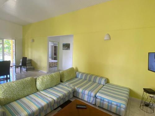 Μια τηλεόραση ή/και κέντρο ψυχαγωγίας στο Appartement 2 chambres bord de mer - Trois-Îlets - FR-1-765-7