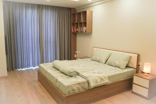 a bedroom with a large bed and a window at Apartment Scenic Valley Quận 7 in Ho Chi Minh City