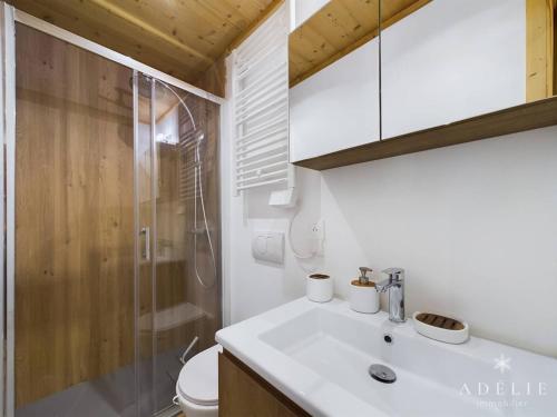 une salle de bain avec un lavabo, une douche et des toilettes dans l'établissement Studio Montagne Refait à Neuf, Terrasse Sud, Proche Remontées et Commerces - FR-1-398-660, à Montvalezan