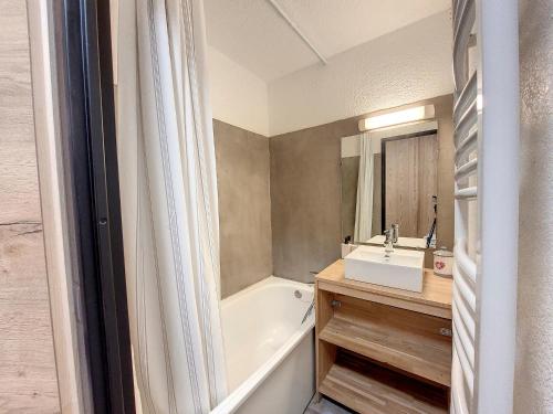 une salle de bain avec une baignoire et un lavabo et une baignoire dans l'établissement Studio rénové, 6 pers · Pieds des pistes · Balcon sud - FR-1-275-204, à La Rosière