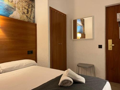 a hotel room with a bed and a mirror at Hotel Maremagnum in Lloret de Mar