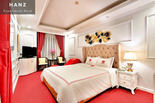 Postel nebo postele na pokoji v ubytování HANZ Kieu Anh Hotel