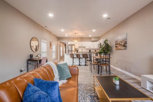 una sala de estar con un sofá y una mesa en Newly renovated 4BR CozySuites, en Louisville