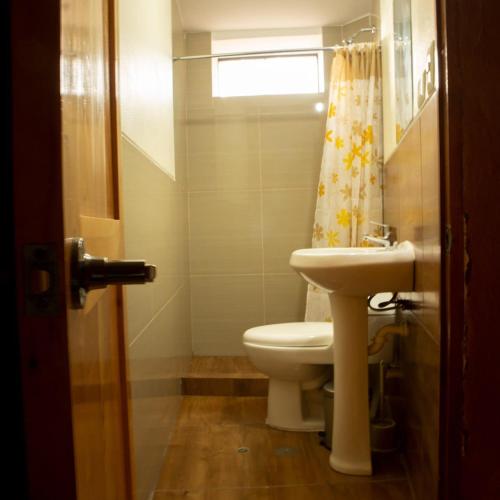 uma casa de banho com um WC e um lavatório em Valle Andino Lodge em Urubamba