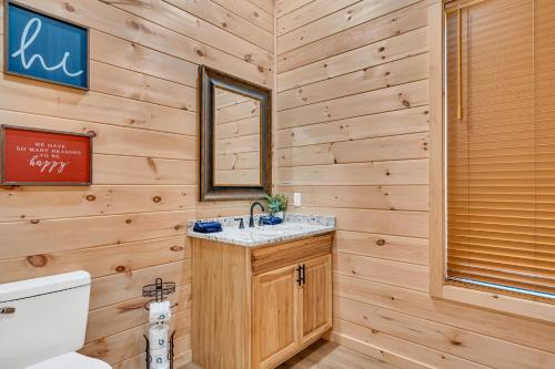 Phòng tắm tại Honeybee Cottage , Pickleball Court, Creek, WIFI, Mountain Views, Starting at 69