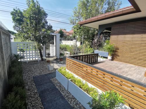 Κήπος έξω από το Soi9 poshtel
