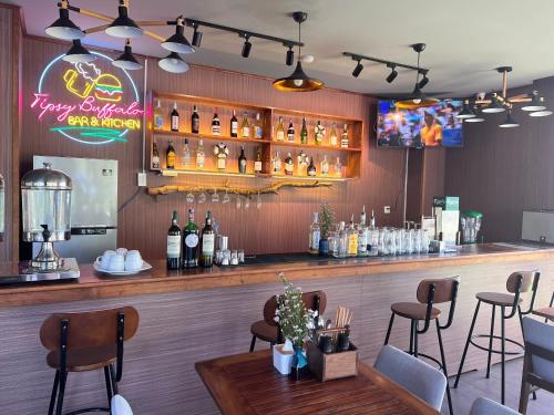een bar met stoelen en een bar met flessen alcohol bij Hoi An Ocean Front Hotel in Hội An