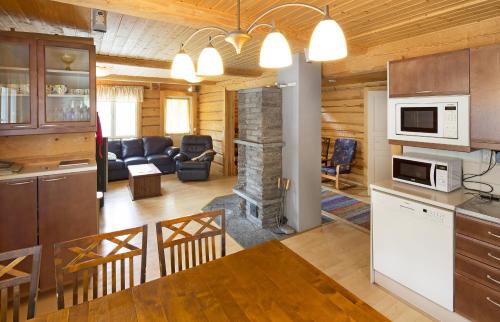 a kitchen and living room in a log cabin at Tervalepikon Torpat in Sysmä