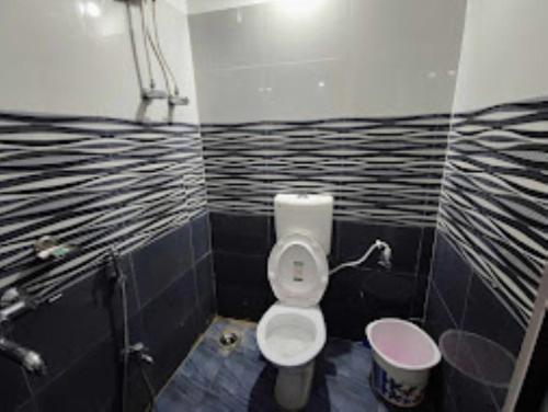 a bathroom with a toilet and a sink at Hotel Kanha Shyam Madhubani in Madhubani