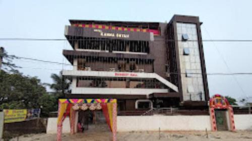 un edificio con un escenario delante de él en Hotel Kanha Shyam Madhubani, en Madhubani