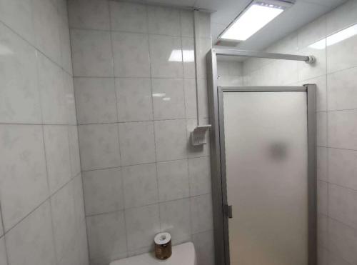 uma casa de banho com um chuveiro e um WC. em iNestin Shanghai Apt Lujiazui em Xangai