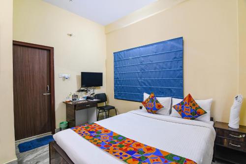 1 dormitorio con 1 cama y escritorio con ordenador en FabHotel Sapphire Comfort, en Calcuta