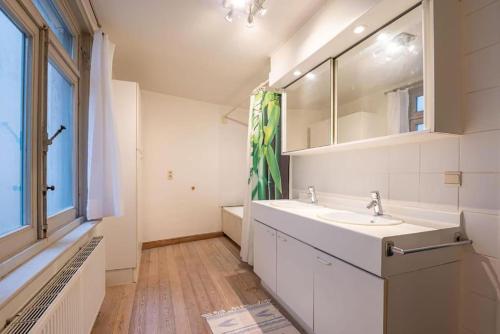 Ένα μπάνιο στο Spacious 7-Bed House in Oostende City