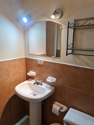 a bathroom with a sink and a mirror at Hermoso Departamento en Atacames in Atacames