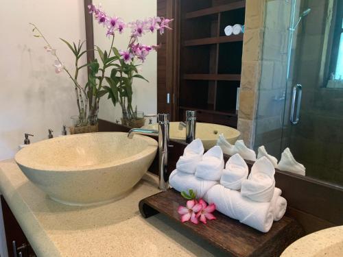 een badkamer met een wastafel, een bad en handdoeken bij Ban Laem Set - Beachfront Private Luxury Villa in Laem Set Beach