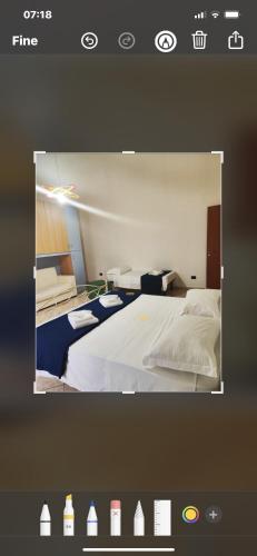 een foto van een hotelkamer met een bed bij Casa roberta 2 in Taranto