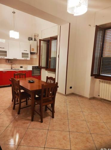 een keuken met een houten tafel en stoelen bij Casa roberta 2 in Taranto