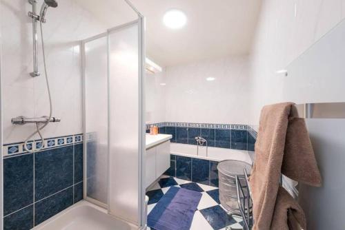 a bathroom with a shower and a toilet and a sink at Prachtig zeezicht tot 6 personen met garage in Middelkerke