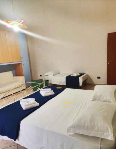 een ziekenhuiskamer met 2 bedden in een kamer bij Casa roberta 2 in Taranto