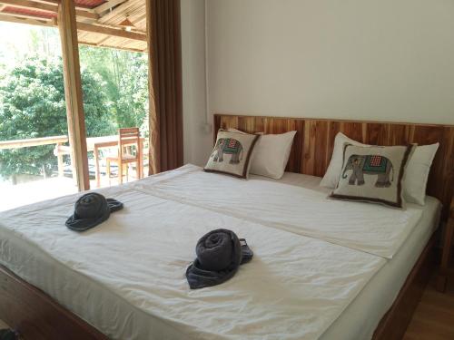 Una cama o camas en una habitación de Meexok river view