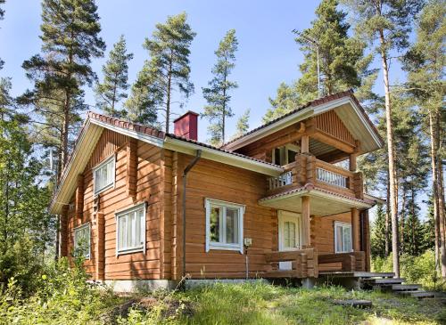 a log cabin in the woods at Tervalepikon Torpat in Sysmä