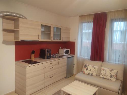 パンポロボにあるSnow Mountain Grand Monasteryの小さなキッチン(ソファ、電子レンジ付)