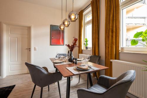 格拉的住宿－maremar - Design Apartment - Luxus Boxspringbett - Zentral - Arbeitsplatz - Highspeed WLAN，一间带桌椅的用餐室